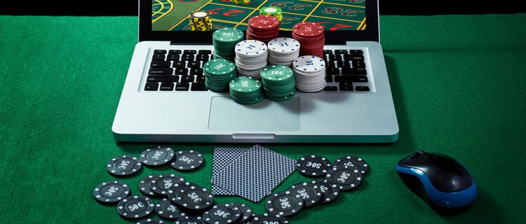 カジノのチップとパソコン